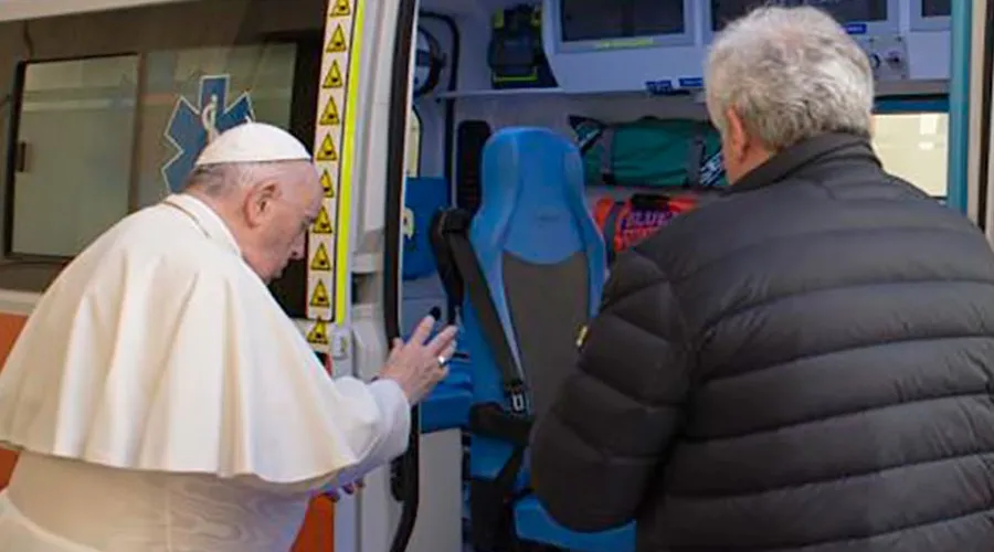 El Papa bendice ambulancia que viajará a Ucrania. Crédito: Vatican Media
