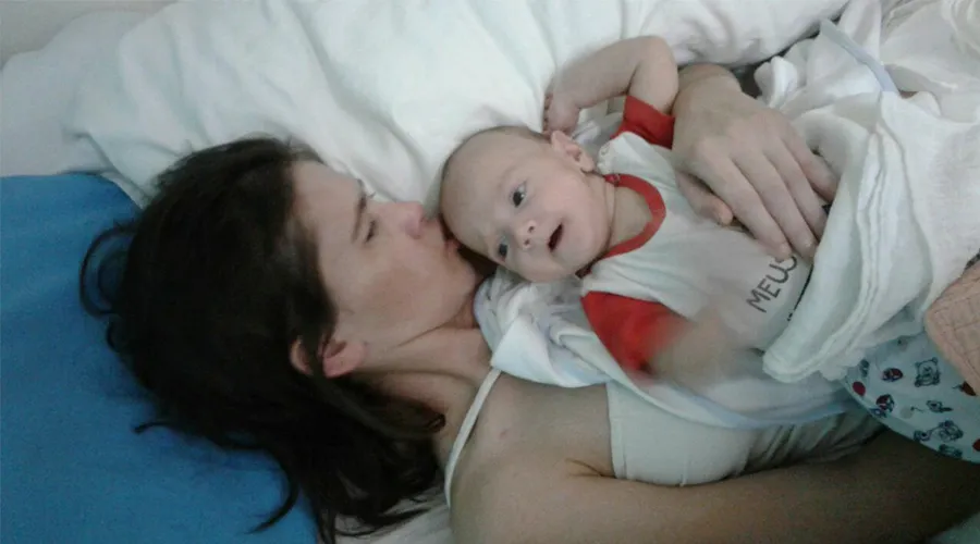 VIDEO: Mujer que dio a luz en estado de coma despierta y conmociona las redes