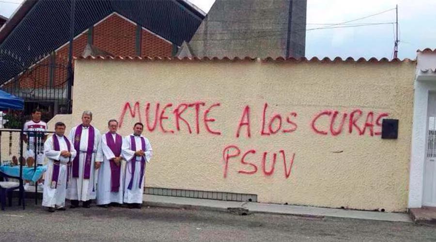 Pared de iglesia pintada con amenazas en la Diócesis de San Cristóbal.