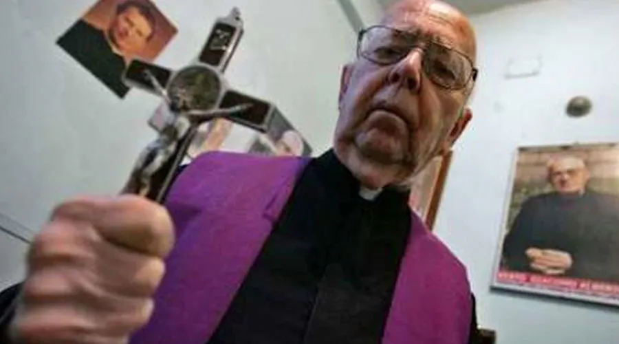 Exorcista Amorth comenta episodio del Papa con poseso en San Pedro