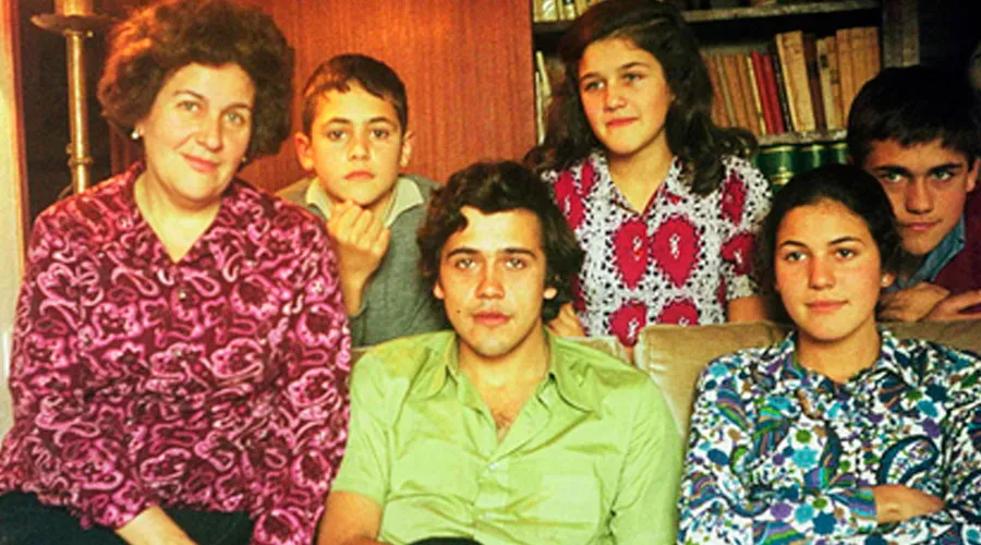 Amparo Portilla Crespo (izquierda) con algunos de sus 11 hijos. Crédito: www.amparoportilla.org