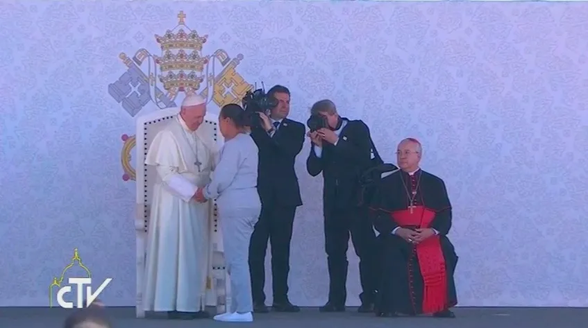 El Papa saluda a una detenida en la cárcel. Foto: Captura Youtube?w=200&h=150