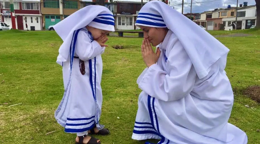 Ana Bolivar y una niña disfrazadas de Santa Teresa de Calcuta en Holywins del Santuario de la Divina Misericordia de Bogotá. Crédito: Cortesía de Ana Bolivar.