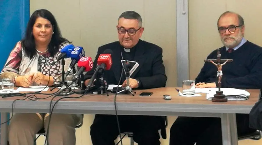Ana María Celis, Mons. Héctor Vargas y Rafael Silva / Foto: Conferencia Episcopal de Chile ?w=200&h=150