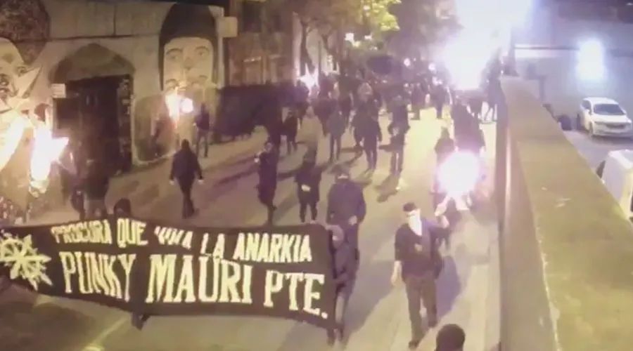 Anarquistas atacan calles de Santiago / Imagen: Cámaras de Policía de Investigaciones ?w=200&h=150
