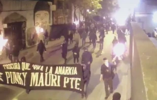 Anarquistas atacan calles de Santiago / Imagen: Cu00e1maras de Policu00eda de Investigaciones  