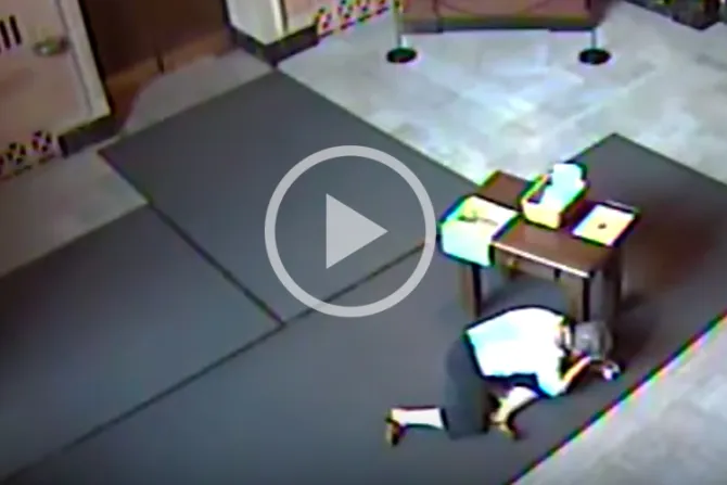 [VIDEO] Jóvenes atacan a anciana dentro de una iglesia católica y esta fue su reacción