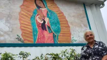 Millie Francis afirma que no retirará su pintura de Nuestra Señora de Guadalupe / Crédito: Cortesía de Mark Young - Bradenton Herald