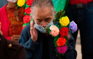 Devota rezando durante la Misa por la Fiesta de la Cruz de Mayo. Cru00e9dito: Eduardo Berdejo (ACI) 