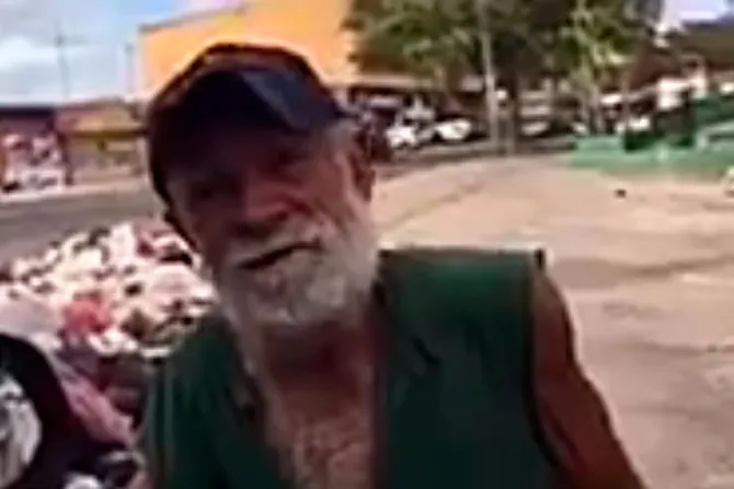 VIDEO VIRAL: Anciano que busca comida en la basura da lección de fe a miles
