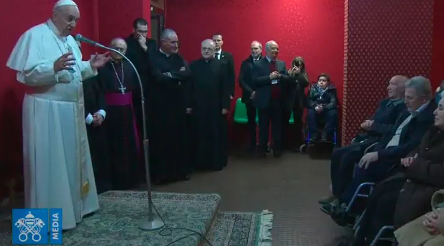 El Papa Francisco con los ancianos. Foto: Captura Youtube
