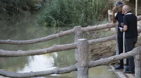 VIDEO: Andrea Bocelli reza en el lugar del río Jordán donde se bautizó Jesús 