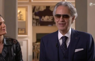 Veru00f3nica (izquierda) y Andrea Bocelli. Cru00e9dito: EWTN. 