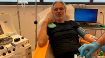 Andrea Bocelli durante la donación de sangre. Crédito: Azienda Ospedaliero Universitaria Pisana