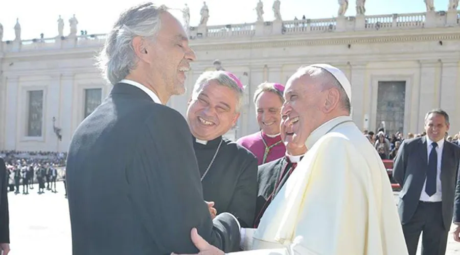 Andrea Bocelli y el Papa en la Plaza de San  Pedro. Foto Facebook Andrea Bocelli Foundation?w=200&h=150