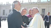 Andrea Bocelli y el Papa en la Plaza de San  Pedro. Foto Facebook Andrea Bocelli Foundation