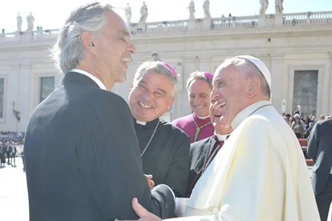 Papa Francisco y Andrea Bocelli juntos por los cristianos perseguidos