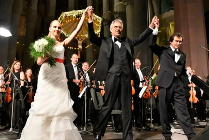 Andrea Bocelli cantó por la familia en icónica iglesia de Barcelona