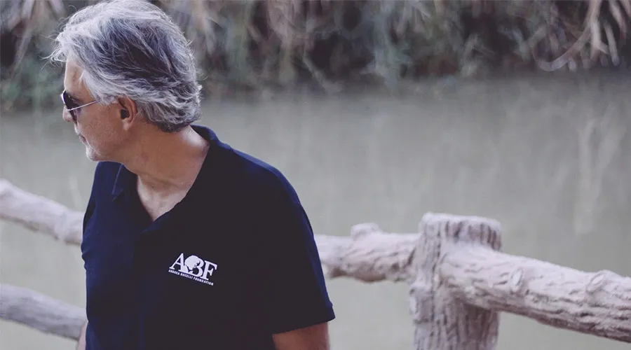 La hermosa reflexión de Andrea Bocelli tras visitar el lugar donde Jesús fue bautizado