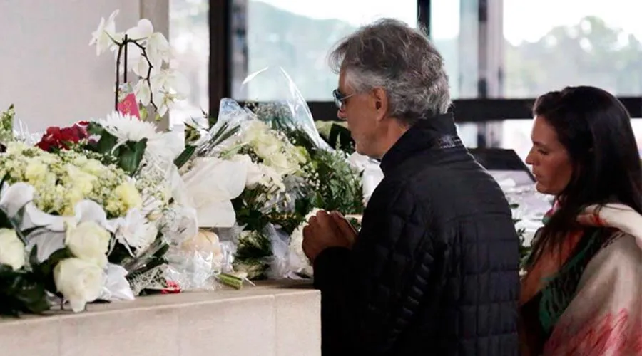 Andrea Bocelli peregrina a Santuario de Fátima y publica emotivo mensaje sobre la Virgen