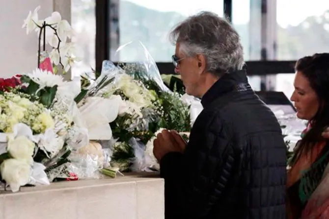 Andrea Bocelli peregrina a Santuario de Fátima y publica emotivo mensaje sobre la Virgen