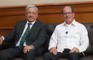 Andrés Manuel López Obrador y P. Alejandro Solalinde, en foto publicada el 10 de abril. Crédito: Twitter / @lopezobrador_ 
