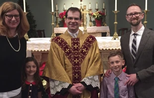 Andrew Petripin (a la derecha), P. John Hammond (centro), la esposa de Andrew (izquierda) y los dos pequeu00f1os hijos. Foto cortesu00eda Andrew Petiprin 