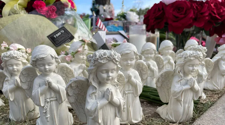Pequeñas imágenes de ángeles en el memorial de la Robb Elementary School en Uvalde. Crédito: David Ramos / ACI Prensa?w=200&h=150