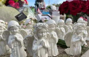 Pequeu00f1as imu00e1genes de u00e1ngeles en el memorial de la Robb Elementary School en Uvalde. Cru00e9dito: David Ramos / ACI Prensa 