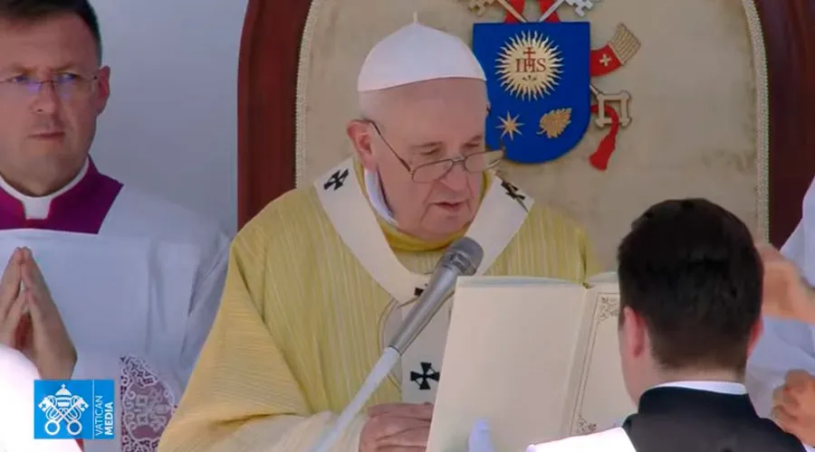 El Papa durante el rezo del Ángelus en Budapest. Foto: Youtube