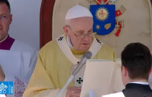 El Papa durante el rezo del Ángelus en Budapest. Foto: Youtube 