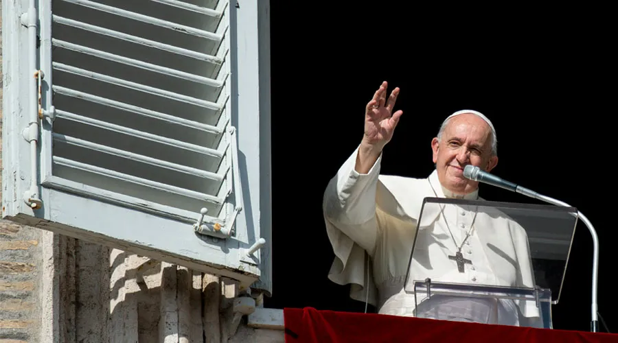 El Papa saluda a los fieles presentes en la Plaza de San Pedro. Foto: Vatican Media