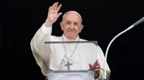 El Papa Francisco saluda a los fieles congregados en la Plaza de San Pedro. Foto: Vatican Media