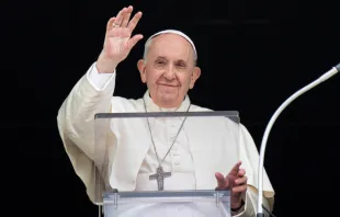 El Papa Francisco saluda a los fieles congregados en la Plaza de San Pedro. Foto: Vatican Media 