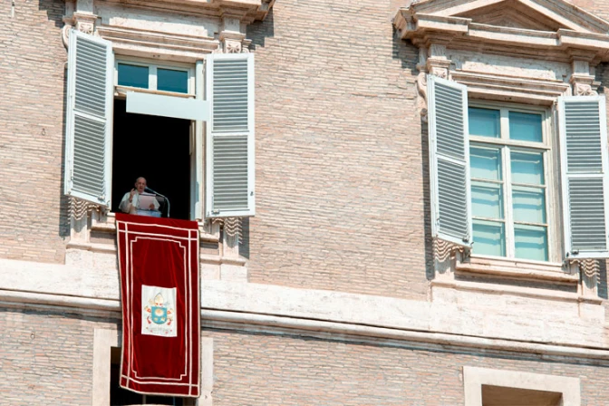 Papa Francisco pide formar a jóvenes en el cuidado de la dignidad humana y la casa común