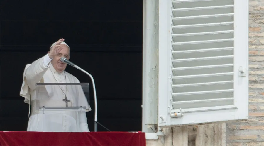 El Papa Francisco preside el Ángelus desde el Vaticano. Foto: Daniel Ibáñez / ACI Prensa