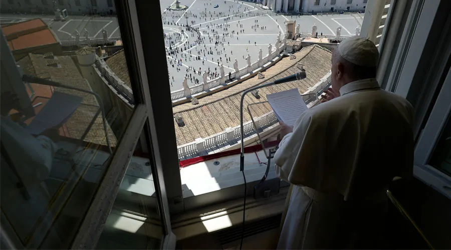El Papa reza el Ángelus desde el Palacio Apostólico. Foto: Vatican Media