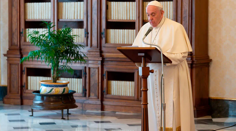 El Papa Francisco en la Biblioteca del Palacio Apostólico durante el Ángelus. Foto: Vatican Media