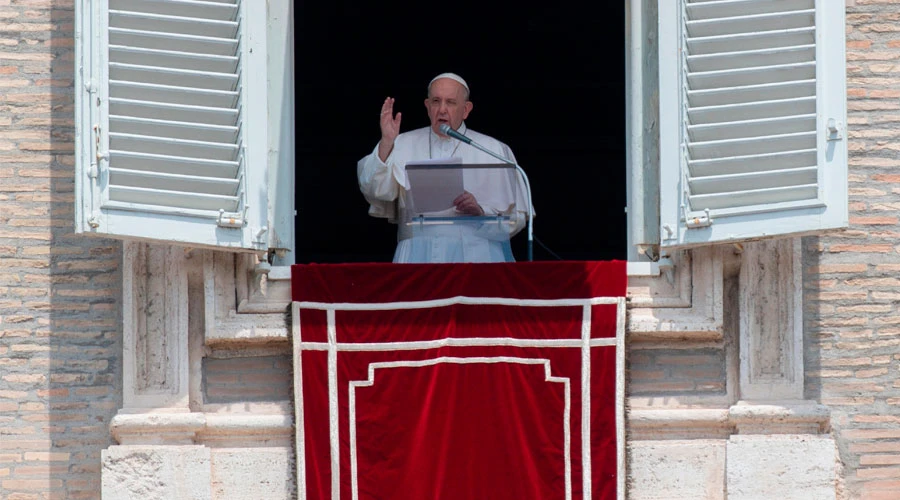 El Papa Francisco bendice a los fieles en la Plaza de San Pedro. Foto: Vatican Media?w=200&h=150