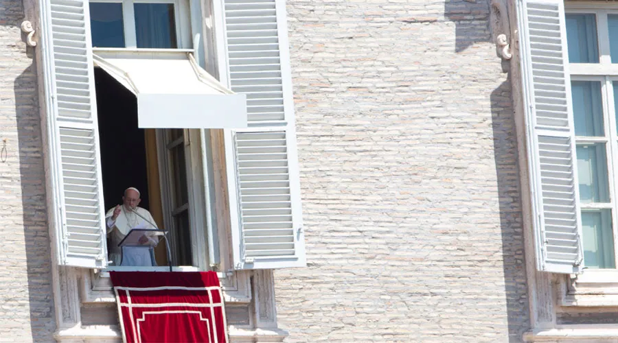 El Papa Francisco en la ventana del Palacio Apostólico. Foto: Daniel Ibáñez / ACI Prensa?w=200&h=150