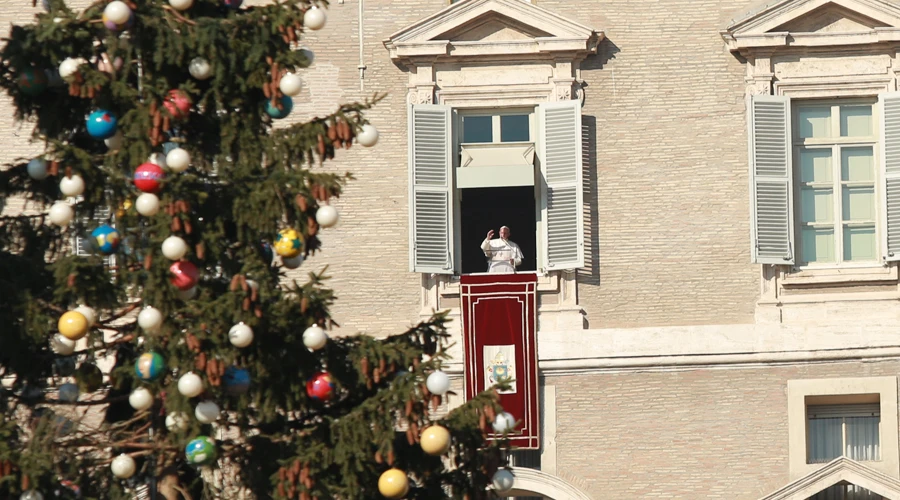 El Papa en el Ángelus desde la Plaza de San Pedro. Foto: Daniel Ibañez / ACI Prensa?w=200&h=150