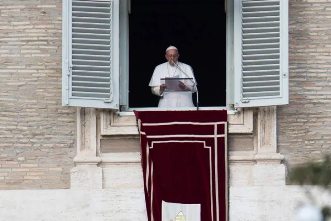 Papa Francisco: El “sí” de María nos invita a ser humildes y pequeños ante Dios
