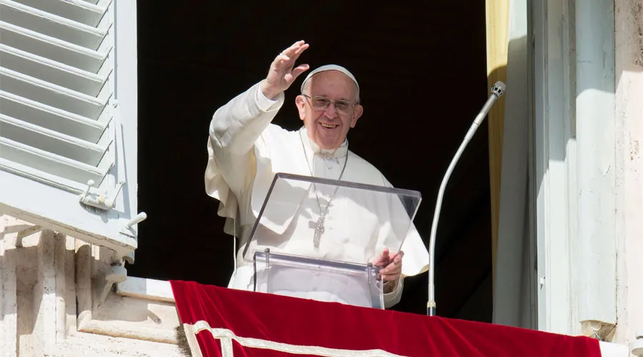 El Papa Francisco saluda a los fieles congregados en el Vaticano. Foto: L'Osservatore Romano