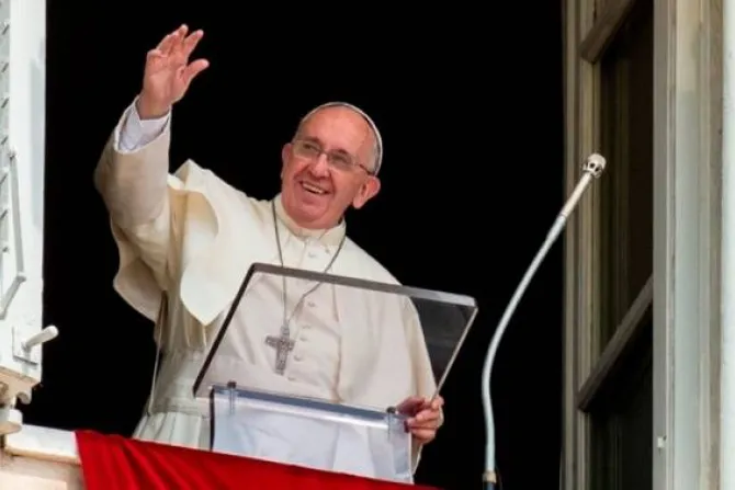 El Papa en el Ángelus: El pueblo de Dios lo forman familias que llevan adelante la vida