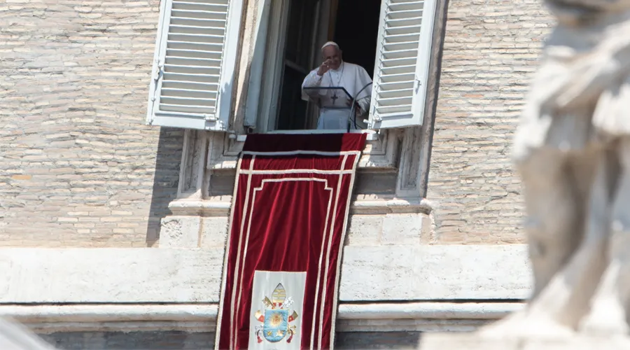 El Papa Francisco en el rezo del Ángelus. Foto: Daniel Ibáñez / ACI