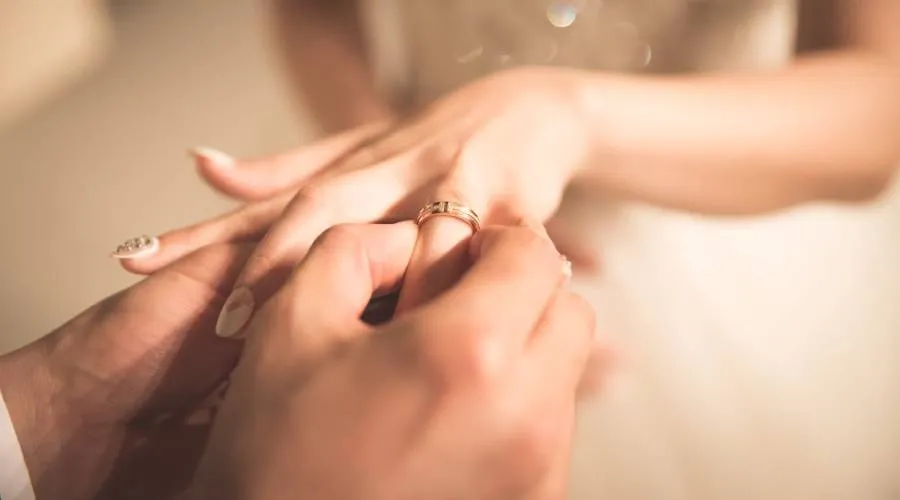 ¿Por qué el anillo de matrimonio va en el dedo anular? Sacerdote responde