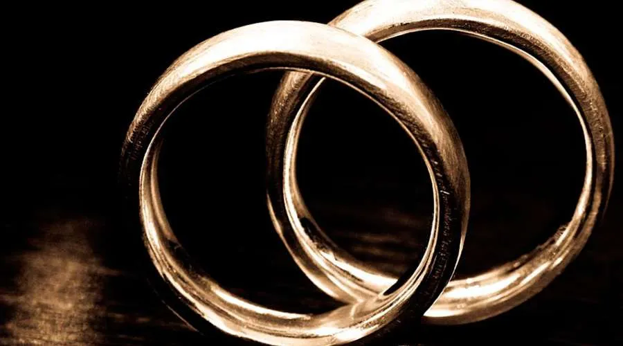 ¿Los divorciados vueltos a casar están excomulgados? Esto explica sacerdote