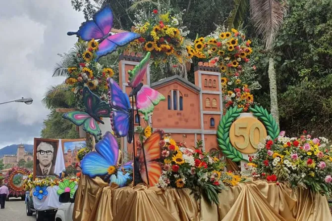 Con colorido desfile celebran 50 años de consagración de Catedral colombiana