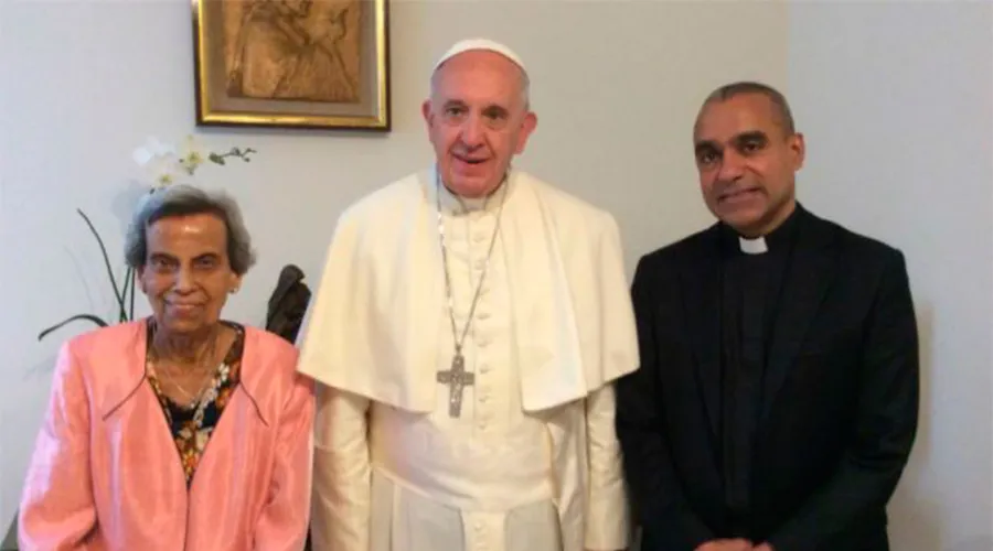 Mons. Anthony Figueiredo y su madre se encuentran con el Papa Francisco / Cortesía de Mons. Anthony Figueiredo