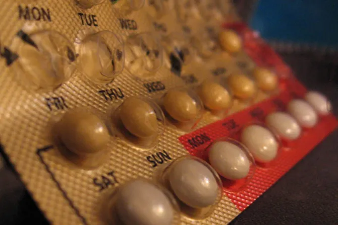 “Hay un lobby para ignorar a los padres y dar anticonceptivos a menores”